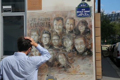 Un hombre mira la obra del artista Christian Guemy en homenaje a los miembros de 'Charlie Hebdo' asesinados por los hermanos Kouachi en 2015, en París el pasado 2 de septiembre de 2020.