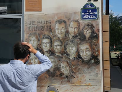 Un hombre mira la obra del artista Christian Guemy en homenaje a los miembros de 'Charlie Hebdo' asesinados por los hermanos Kouachi en 2015, en París el pasado 2 de septiembre de 2020.