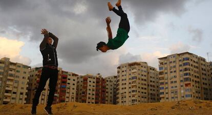 Dos niños palestino practican parkour, en Gaza.