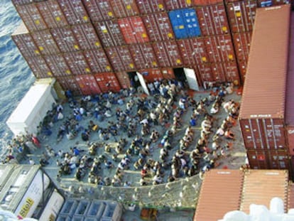 Decenas de refugiados afganos en la cubierta del barco noruego.