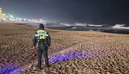 Un policía patrulla una playa en Gangneung, provincia de Gangwon (Corea del Sur), este lunes. 
