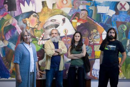 Carita Dubrovin con su marido Vicente Ruiz y sus hijos Leonor y Andreas en la exposición del Pazo da Peregrina, en Bertamiráns.