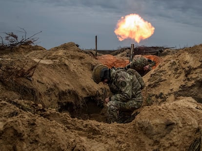 Un soldado ucranio en una trinchera de la región de Kiev este jueves.