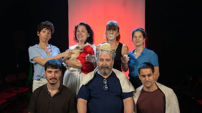 Albert de la Torre, director del teatro, rodeado de artistas de la próxima temporada.
