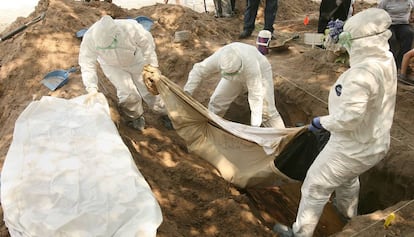 Un equipo forense exhuma un cuerpo en Texas.