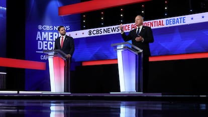 El candidato republicano a la vicepresidencia, J. D. Vance, y el aspirante demócrata, Tim Walz, este martes en el debate organizado por CBS News.