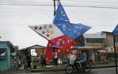Una estrella gigante decora una calle de Tacloban, en el centro de Filipinas donde se preparan para celebrar su segunda Navidad en ruinas tras sufrir las consecuencias de los tifones.