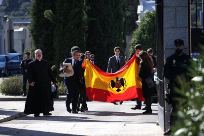 Familiares de Franco acompañados por el sacerdote Ramón Tejero, hijo del ex teniente coronel Tejero, salen del cementerio de Mingorrubio mostrando una bandera preconstitucional.