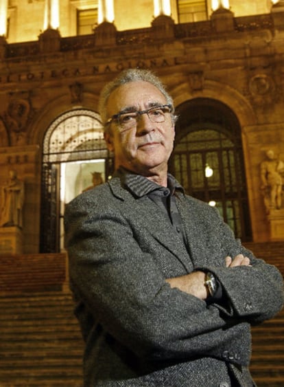 Juan José Millás, fotografiado ayer ante la Biblioteca Nacional.