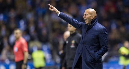 Zidane, durante el partido del Madrid en Riazor.