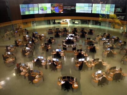 Sala de recepción de llamadas del teléfono 112, en Pozuelo de Alarcón.