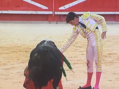 Marcos, ante el toro de su alternativa.