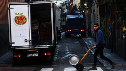 Actividad comercial junto al mercado de San Antón, en Chueca.