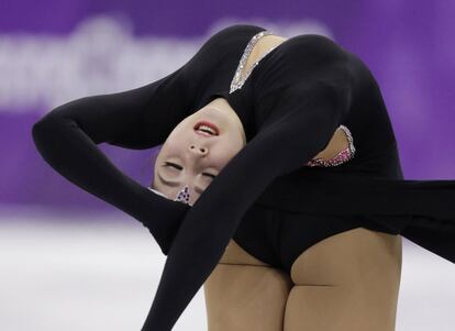 Aiza Mambekova de Kazajistán compite en los Juegos Olímpicos de Invierno en la modalidad de patinaje artístico en el Gangneung Ice Arena, en Gangneung (Corea del Sur).