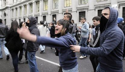 Asistentes a la protesta que llama a "asediar" la Cámara Baja recorren las calles del centro de Madrid en una jornada que contará con un despliegue policial más amplio que en otras ocasiones en previsión de incidentes.