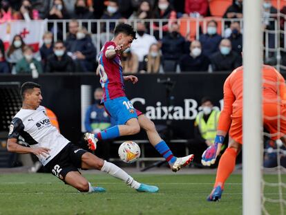 Pedri disputa el esférico con Marcos André durante el duelo ante el Valencia.