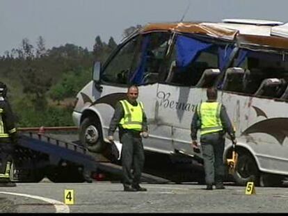Dos jóvenes muere en el accidente de un microbús en Santiago