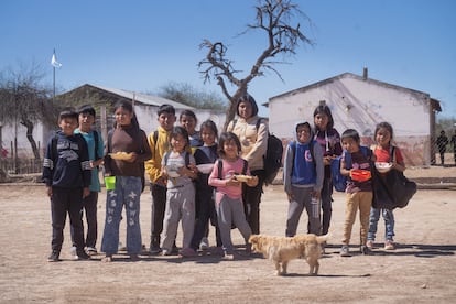 Alumnos de la escuela primaria 'Monte Carmelo' en el Chaco salteño.