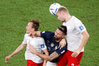 Olivier Giroud, (centro) entre Victor Nelsson (derecha) y Mikkel Damsgaard (izquierda) durante el partido entre Francia y Dinamarca de hoy