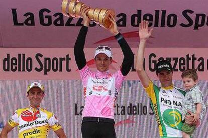 Basso, con el trofeo del Giro, junto a Gutiérrez, con su hijo Ibán en brazos, y Simoni.