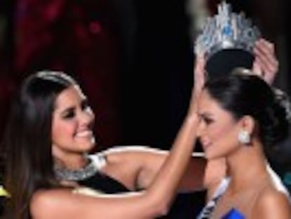 La filipina Pia Wurtzbach es coronada después de que el presentador corrigiera un error donde dio como ganadora a Miss Colombia