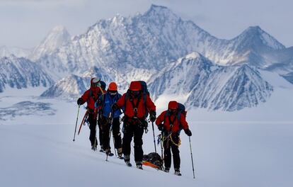 El cientfico chileno Ricardo Jana (2-i) y un grupo de exploradores militares rastrean un rea con GPS cerca de Higgins Nunatak en el Glaciar Unin, situado en las monta?as Ellsworth, en la Antrtida, el 29 de noviembre de 2018. 