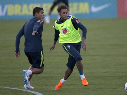 Neymar, junto a Thiago Silva, en el entrenamiento.