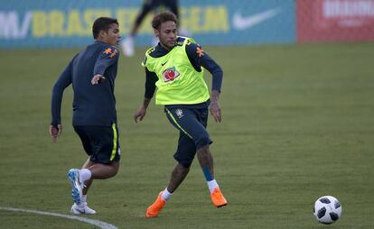 Neymar, junto a Thiago Silva, en el entrenamiento.