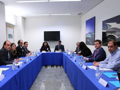 Primera reunión del Comité de Coordinación Aeroportuaria, que ha presidido Carmen Librero, al fondo