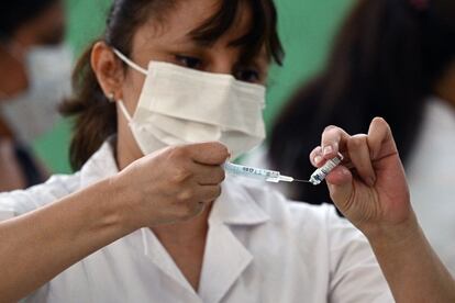 Una trabajadora de salud prepara una dosis de Sputnik V durante la vacunación de trabajadores de salud y educación en una escuela de Argentina, el pasado 18 de febrero.