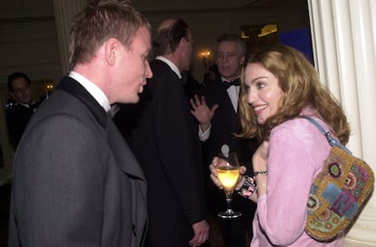 El director Guy Ritchie y Madonna, con su Baguette bajo el brazo, en el año 2000, cuando ambos eran pareja.