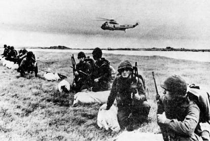 Soldados argentinos aterrizando desde un helicóptero Sea King cerca de Puerto Stanley, en 1982. Los combates en estas islas del Atlántico Sur arrojaron un saldo de 649 argentinos y 255 británicos muertos.