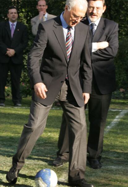 Beckenbauer, con Jaime Lissavetzky detrás, ayer en Madrid.