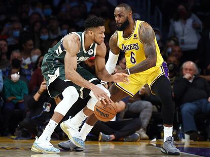 Giannis Antetokounmpo (Milwaukee Bucks) maneja el balón frente a LeBron James (Los Angeles Lakers) en Los Ángeles, el pasado 8 de febrero.