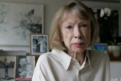 Joan Didion, delante de una fotografía de ella con su hija, Quintana, en 2005.