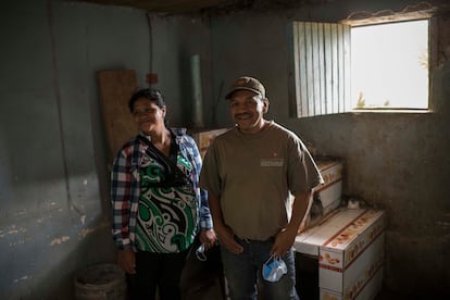 Eusebio, un emigrante que regresó a Honduras tras vivir dos décadas en Estados Unidos, en lo que era la cocina de una de sus casas de Cerro Verde, junto a su mujer.
