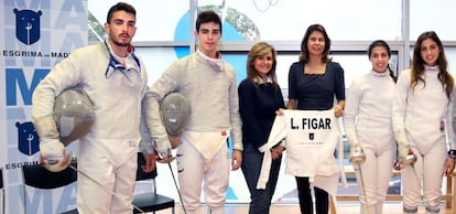 Luc&iacute;a Figar, en el centro de la imagen, durante su visita al Centro de Esgrima el pasado octubre.