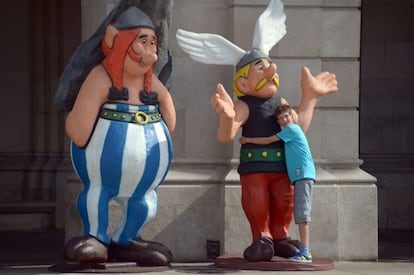 Niños y adultos hacen cola a las puertas del Ayuntamiento, en la plaza de María Pita, para hacerse fotos con sus personajes de cómic preferidos. En la foto, los galos Astérix y Obélix.