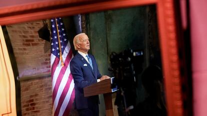 El presidente electo, Joe Biden, reflejado en un espejo durante un discurso el miércoles en Wilmington (Delaware).