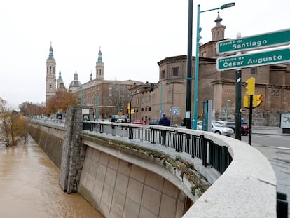 Vista del río Ebro desde el Puente de Santiago de Zaragoza, a finales de diciembre.