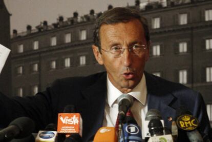 El presidente de la Cámara baja italiana, Gianfranco Fini, en la conferencia de prensa celebrada en Roma.