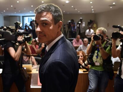 Sánchez cautiva a la cámara con su mirada seductora y su porte de galán.