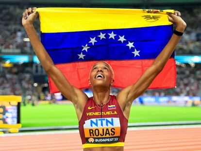 Yulimar Rojas celebra su victoria durante el mundial de atletismo de 2023.