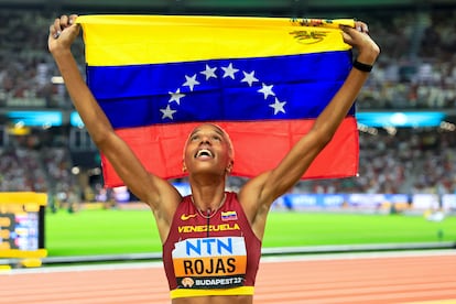 La atleta venezolana Yulimar Rojas celebra su victoria en la competición de triple salto femenino, el pasado 25 de agosto. 