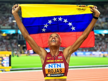 Yulimar Rojas celebra su victoria durante el mundial de atletismo de 2023.