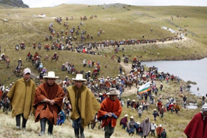 Cientos de indígenas marchan contra el proyecto minero en la región de Cajamarca, el pasado 24 de noviembre.