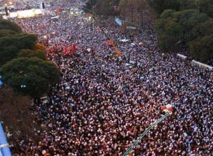 Imagen de la marcha de los productores, concentrados frente al Monumento a los Españoles