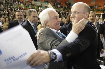 Baltar padre felicita a su hijo Jos&eacute; Manuel en 2010 tras ser elegido para sucederle al frente del PP de Ourense.