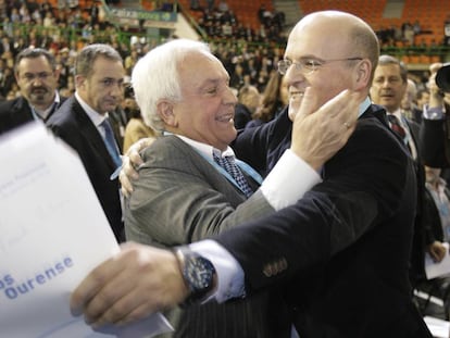 Baltar padre felicita a su hijo Jos&eacute; Manuel en 2010 tras ser elegido para sucederle al frente del PP de Ourense.