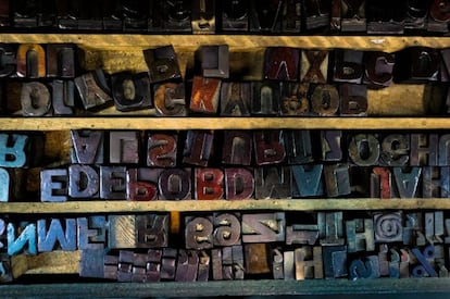 Letras de imprenta en una tienda de Cali, Colombia.